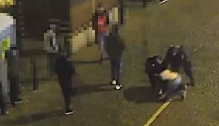VIDEO: Strážníci šli ukončit bitku v centru Prahy. Mladý cizinec dal jednomu z nich pěstí