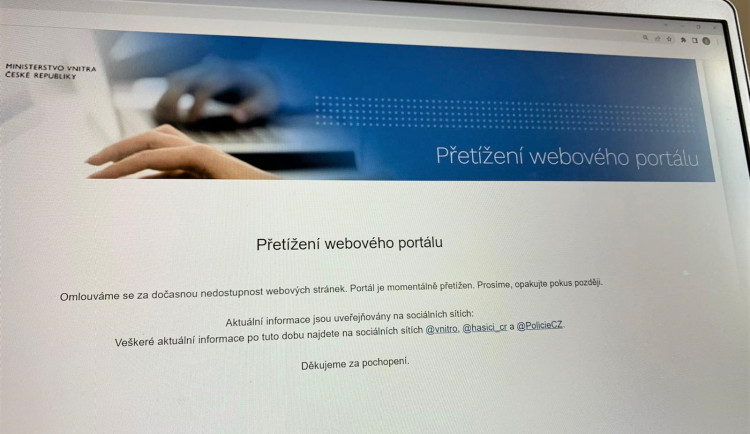 Weby ministerstva a policie byly pod útokem. Hackeři hrozí i útokem na weby médií