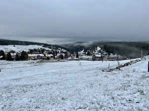 Kvildu zasypal na sníh. Místní netrpělivě čekají na teplejší počasí, vzkázal starosta