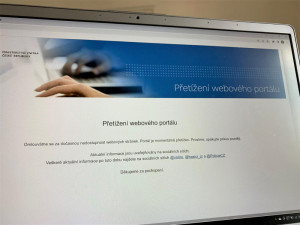 Weby ministerstva a policie jsou pod útokem. Hackeři hrozí i útokem na weby médií