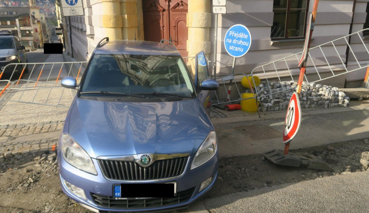 Zaparkované auto v Jablonci se samo rozjelo z kopce. Poškodilo budovu soudu