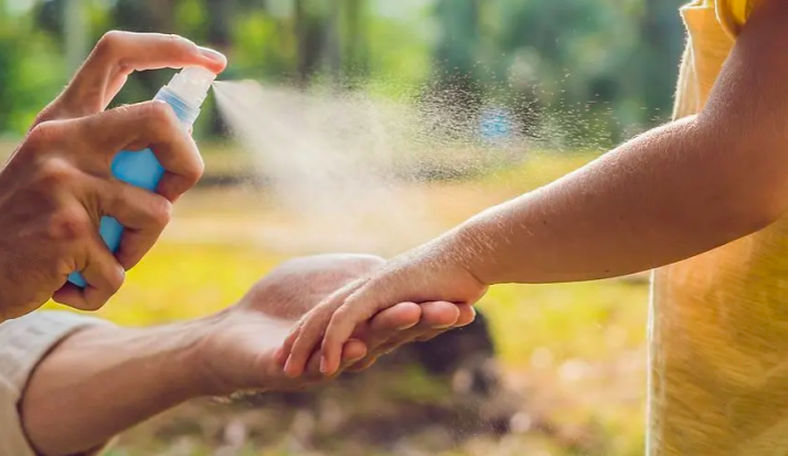 Jak v létě vyzrát na komáry? Vyzkoušejte repelenty, elektrické odpuzovače nebo chladící gely