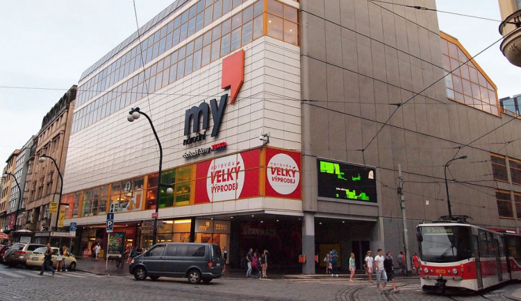 Uzavírá se část obchodního domu Máj v centru Prahy. Oprava bude stát miliardu