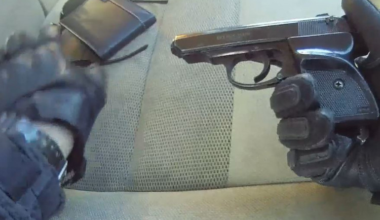 VIDEO: Řidič byl při kontrole nervózní. Policisté u něj našli pervitin, pistoli i poloautomatické pušky