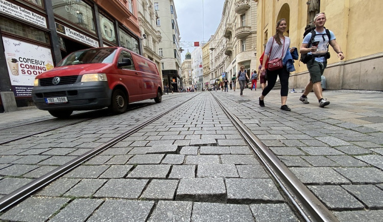 Pěší zóna v Brně čelí náporu aut. Zaveďme tvrdší regulace nebo nové parkovací domy, tvrdí zastupitelé