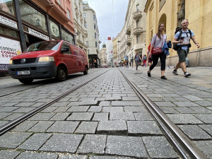 Pěší zóna v Brně čelí náporu aut. Zaveďme tvrdší regulace nebo nové parkovací domy, tvrdí zastupitelé