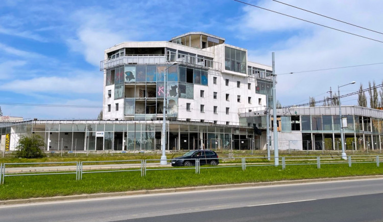 Co si myslí zastupitelé Plzně o demolici slavného "skleněného pekla" a následném využití vzniklého prostoru?