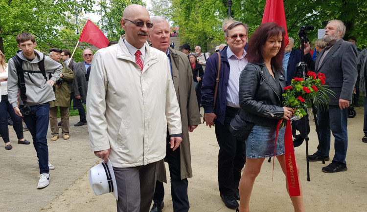 Sraz komunistů, podpora Ukrajiny i studentský majáles. Lidé v Praze si připomínali první máj