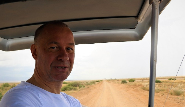 Začínal u vážné hudby a skončil u rocku. S kapelou Elán obletěl za měsíc celou zeměkouli.