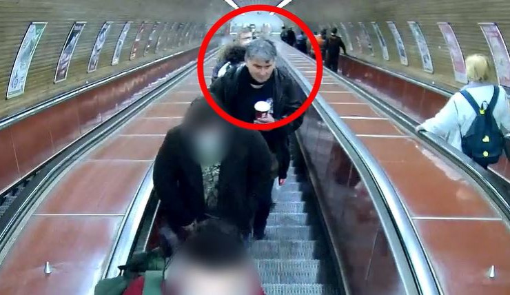 VIDEO: Muž, kterého policisté hledali kvůli znásilnění několika malých dětí v Praze, se přihlásil policii