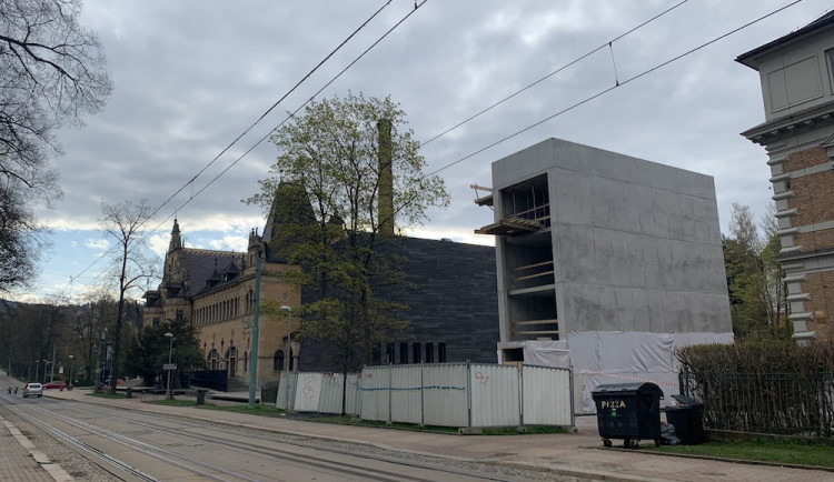 Na Masarykově třídě roste moderní penzion. Špičková architektura, chválí městský architekt.