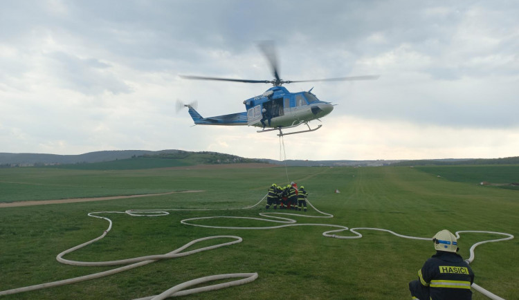 Hasiči v Brně hodiny bojovali s požárem lesa. Pomáhat musel vrtulník