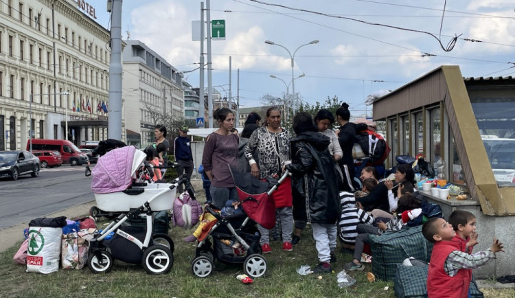 V centru Brna táboří desítky Romů z Ukrajiny. Nevíme co s nimi, zní od lidí i neziskovek