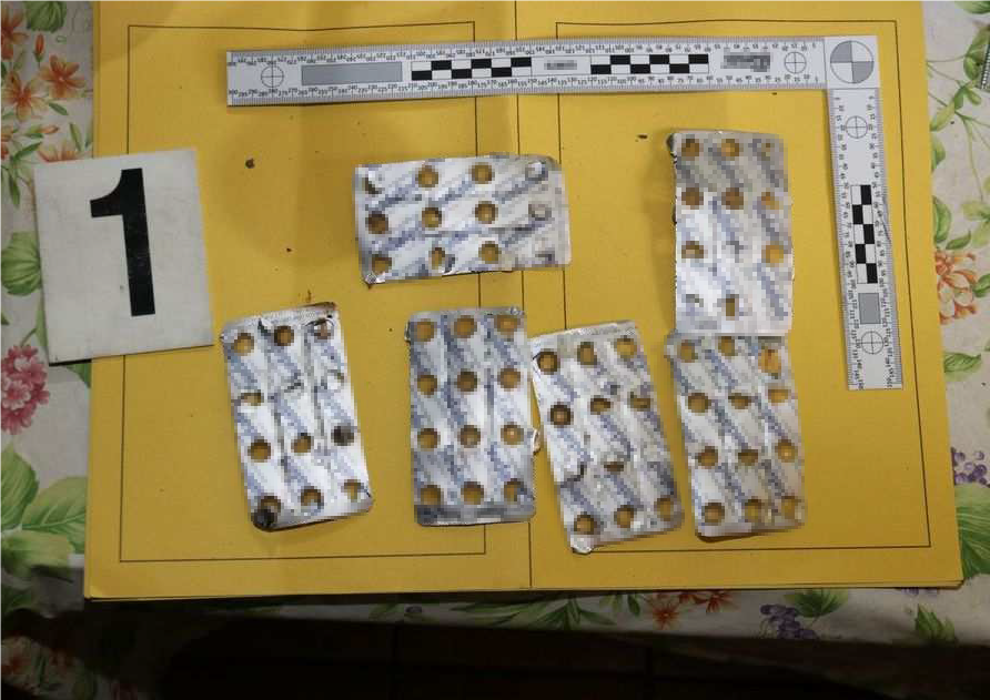 Razie na Uničovsku. Kriminalisté našli odsouzeného recidivistu za tapetou v podkroví