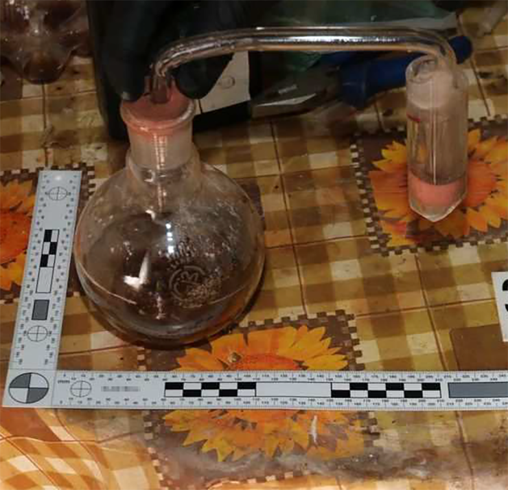 Razie na Uničovsku. Kriminalisté našli odsouzeného recidivistu za tapetou v podkroví