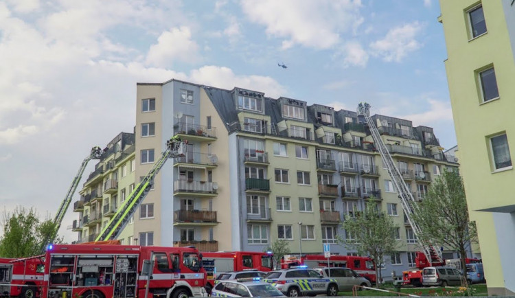 Dům, ve kterém pondělní požár poškodil dvacet bytů, je odpojený od elektřiny. Lidé hledají nové bydlení