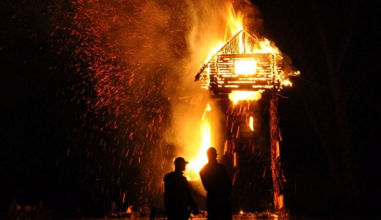 Unikátní chaloupce na muří nožce připravili velkolepé rozloučení, filmaři využili, že se má bourat a zapálili ji.