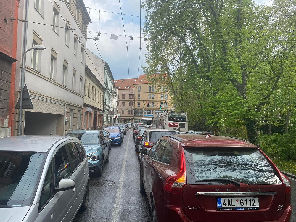 Budějovice zažívají dopravní peklo. Dopravní podnik se omluvil a oslovil ty, kteří mohou nechat auto doma