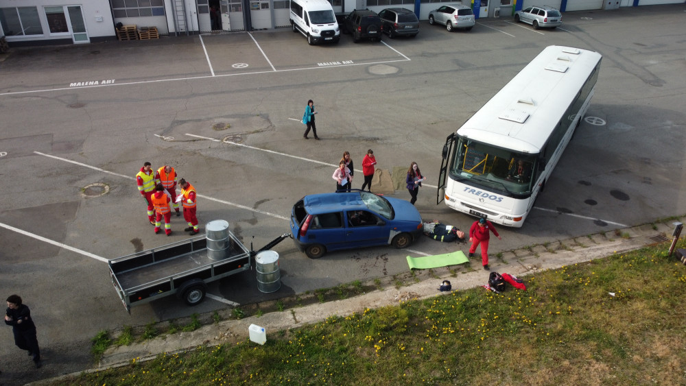 Střet osobáku s autobusem, 25 zraněných, jedno úmrtí. To je výsledek akce Horizont 2022, taktického cvičení IZS