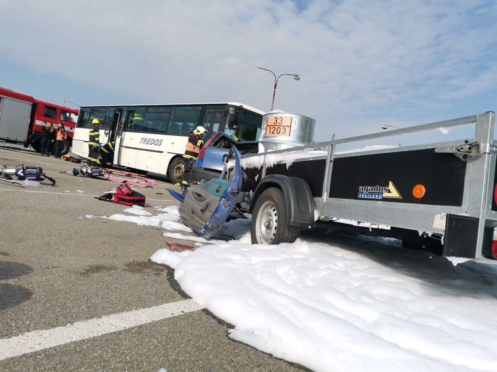 Střet osobáku s autobusem, 25 zraněných, jedno úmrtí. To je výsledek akce Horizont 2022, taktického cvičení IZS