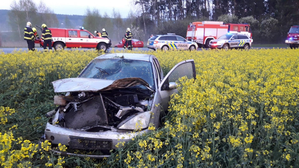 Řidič s osobákem vyletěl ze silnice hluboko do lánu s rozkvetlou řepkou, kde se několikrát převrátil