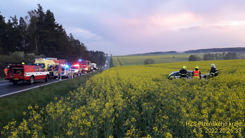 Řidič s osobákem vyletěl ze silnice hluboko do lánu s rozkvetlou řepkou, kde se několikrát převrátil