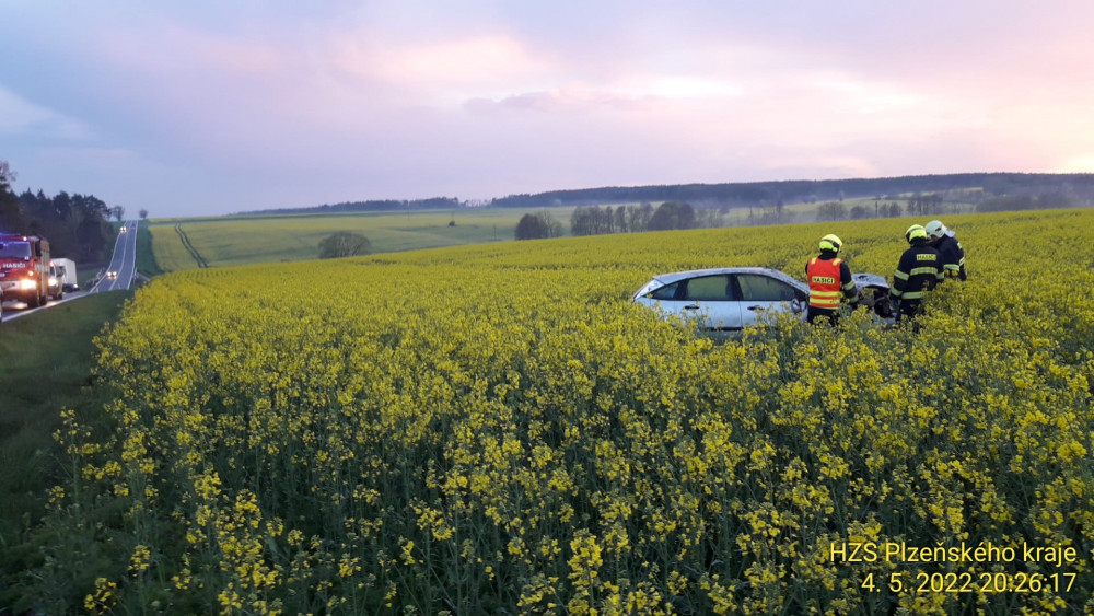 Řidič s osobákem vyletěl ze silnice hluboko do lánu s rozkvetlou řepkou, kde se několikrát převrátil