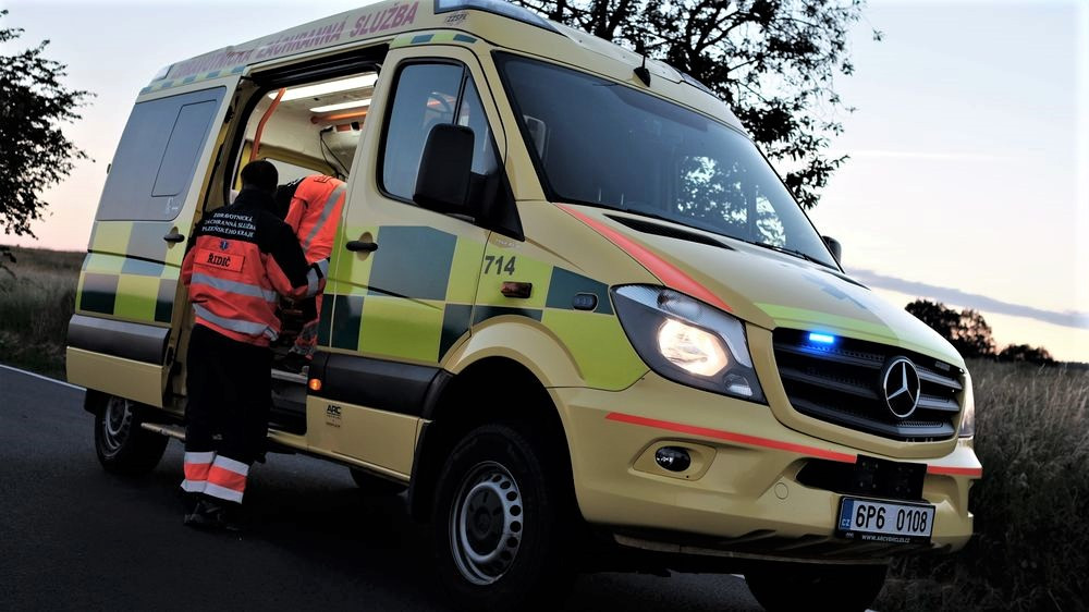Řidič s osobákem vyletěl ze silnice hluboko do lánu s rozkvetlou řepkou, kde se několikrát převrátil
