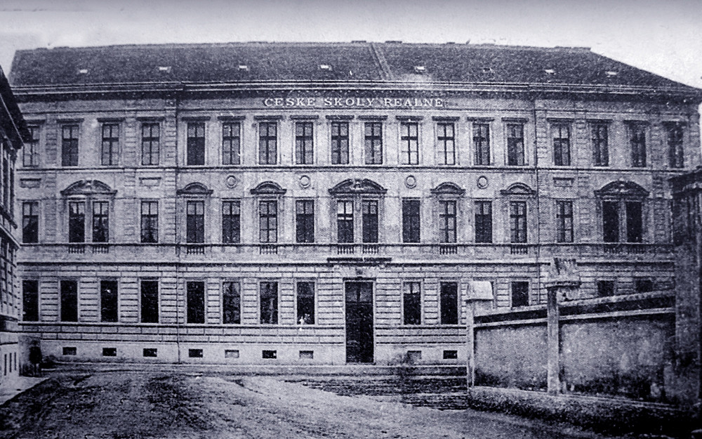 Budova českých škol reálných kolem roku 1900, zde v letech 1960 až 1996 sídlila Provozně ekonomická fakulta Vysoké školy zemědělské Praha.