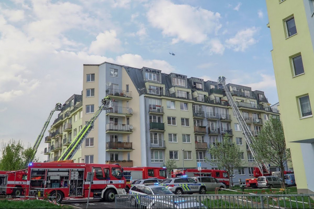 Dům, ve kterém pondělní požár poškodil dvacet bytů, je odpojený od elektřiny. Lidé hledají nové bydlení