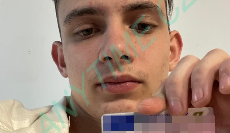 Mladík ukradl druhému batoh. Pak poslal selfie s ukradeným řidičákem do půjčovny aut