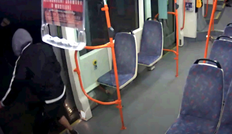 Vandalovi v Brně nešlo nastoupit do šaliny. Vzteklým kopem rozbil dveře