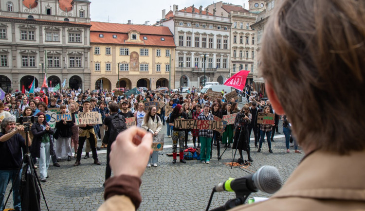 VIDEO: Studenti v Praze stávkovali za klima. Nejít do školy nám přijde adekvátní, říká jejich mluvčí