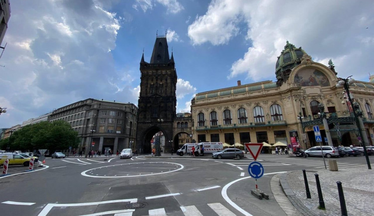 Hnus, co? Vedení Prahy kritizuje nový kruhový objezd u Prašné brány, Bureš ho hájí