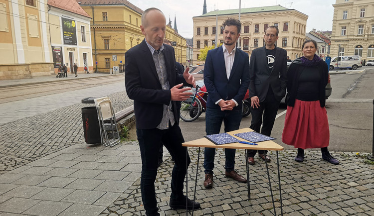 Tisková konference před podpisem memoranda o koalici stran ProOlomouc a Piráti.