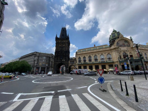 Hnus, co? Vedení Prahy kritizuje nový kruhový objezd u Prašné brány, Bureš ho hájí