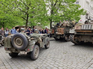 FOTO: Plzeň ožila Slavnostmi svobody, historickou techniku obdivují davy lidí