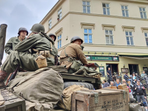 Plzeň ožila Slavnostmi svobody, historickou techniku obdivují davy lidí.