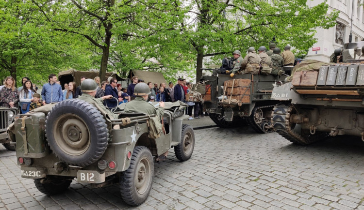 Plzeň ožila Slavnostmi svobody, historickou techniku obdivují davy lidí.