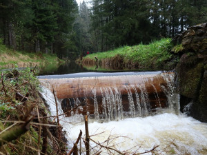 Želnavským smykem se po více než 60 letech plavilo dřevo. Rekonstrukce trvala tři roky