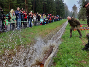 Želnavským smykem se po více než 60 letech plavilo dřevo. Rekonstrukce trvala tři roky