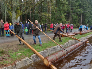 Želnavským smykem se po více než 60 letech plavilo dřevo. Rekonstrukce trvala tři roky
