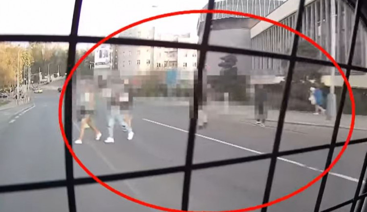 VIDEO: Mladíci nadávali strážníkům. Vysmívali se jim, i když leželi na zemi s pouty na rukou