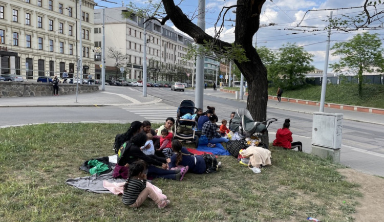 Velký návrat. Skupina ukrajinských Romů opět táboří u nádraží v Brně