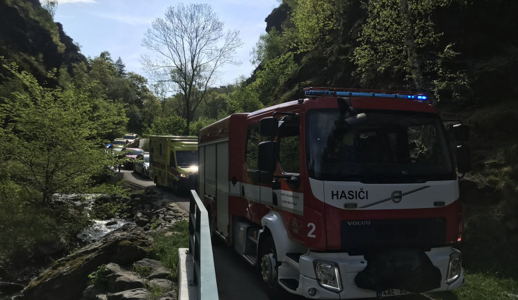 Žena zemřela po pádu ze skály v Divoké Šárce. Podle policie šlo o sebevraždu