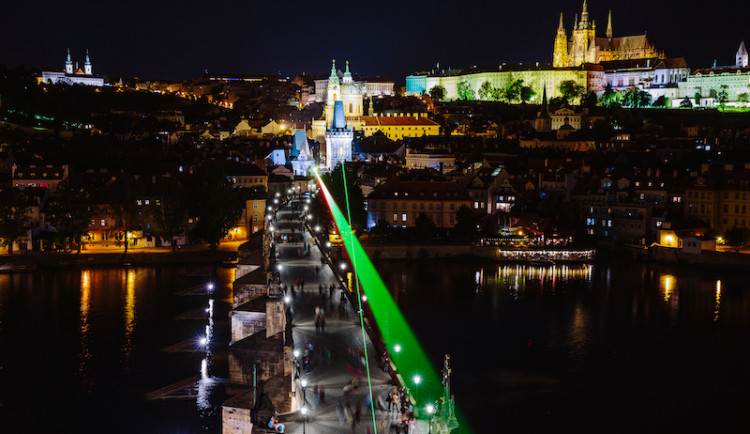 Laserový paprsek dnes protne Karlův most. Propojí Staré Město a Malou Stranu