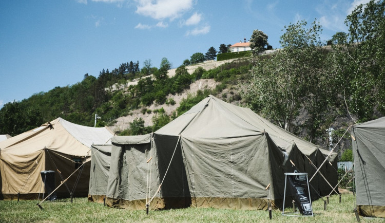FOTOGALERIE: Z nádraží do stanů. Podívejte se, kde budou spát uprchlíci z Ukrajiny