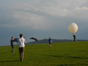 Mladí vědci poslali na hranici vesmíru balonovou sondu, nesla semínka hrachu, ale i třeba marshmallow