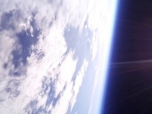 Mladí vědci poslali na hranici vesmíru balonovou sondu, nesla semínka hrachu, ale i třeba marshmallow