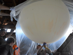 Mladí vědci poslali na hranici vesmíru balonovou sondu, nesla semínka hrachu, ale i třeba marshmallow